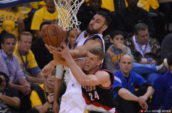 使人们对他 使人们对他